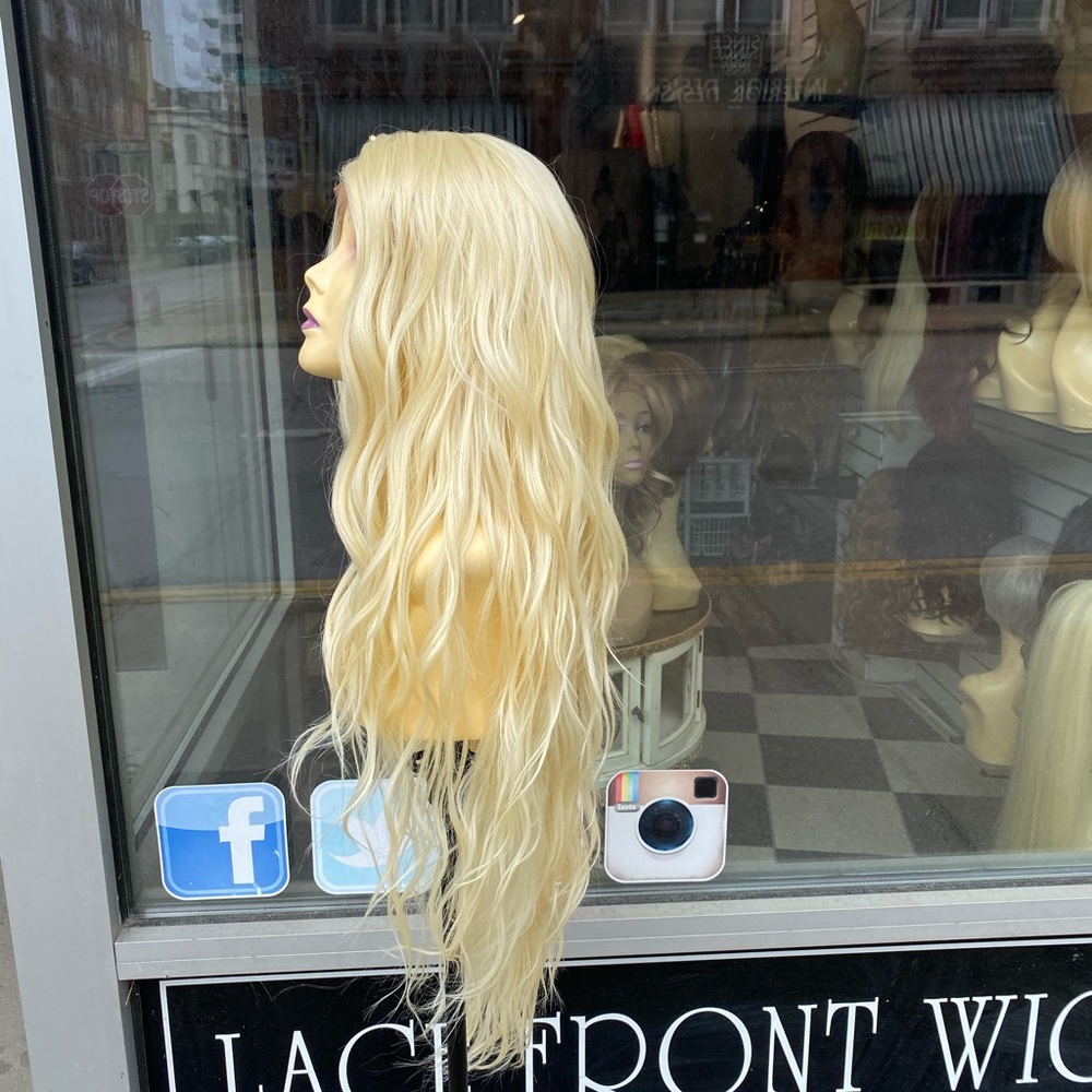 Long Mermaid Beach Waves Blonde Lace Front!! - Picture 2 of 7